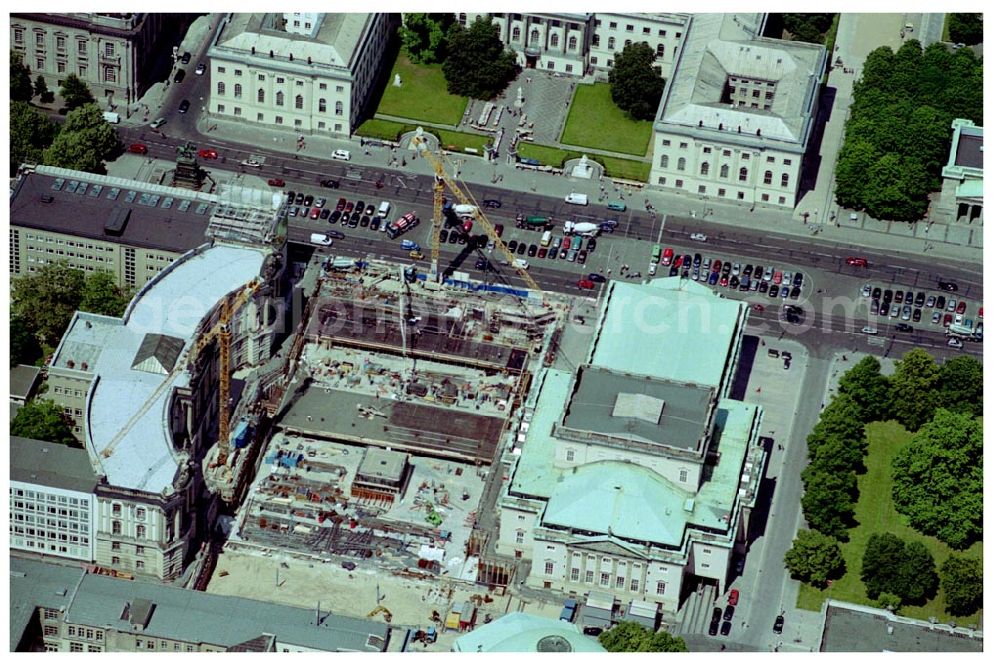 Berlin from above - Berlin-Mitte Bau einer Tiefgarage durch die Fa. Wöhr+ Bauer GmbH und Umbau des Bebelplatzes an der Straße Unter den Linden in Berlin - Mitte gegenüber von der Humboldt- Universität zu Berlin, umrandet von der St-Hedwig-Kathedrale, der denkmalgeschützten Deutschen Staatsoper sowie von der Alten Bibliothek .