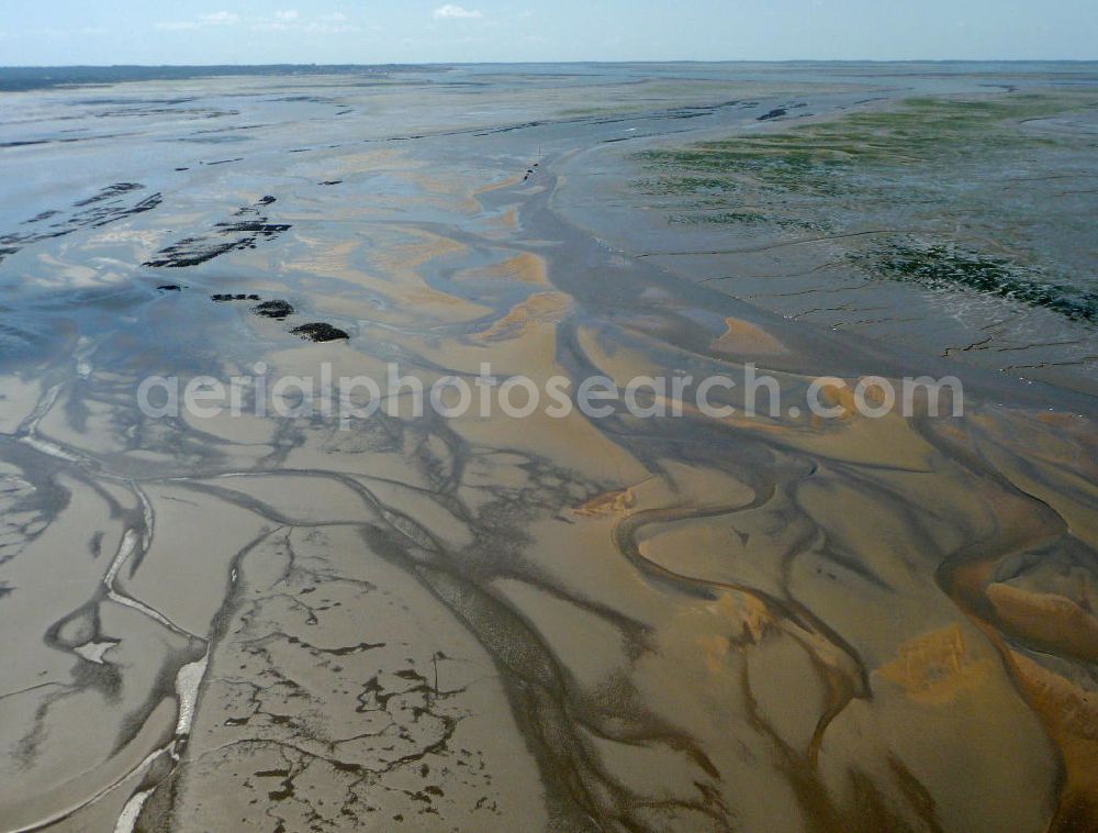 Arcachon from the bird's eye view: Blick auf das Becken von Arcachon bei Ebbe. Der Tidenhub (Unterschied zwischen Ebbe und Flut) kann im Becken bis zu 5m betragen. Die Gezeiten im Becken bieten optimale Voraussetzungen für die Aufzucht von Austern. View of the Bay of Arcachon at low tide. The tidal range (difference between high and low tide) can reach up to 5m. The tides provide ideal conditions for the breeding of oysters.