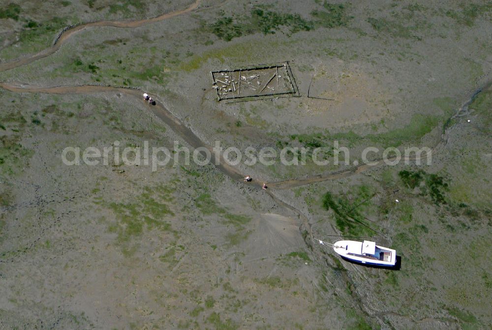 Aerial image Arcachon - Blick auf das Becken von Arcachon bei Ebbe. Der Tidenhub (Unterschied zwischen Ebbe und Flut) kann im Becken bis zu 5m betragen. Die Gezeiten im Becken bieten optimale Voraussetzungen für die Aufzucht von Austern. View of the Bay of Arcachon at low tide. The tidal range (difference between high and low tide) can reach up to 5m. The tides provide ideal conditions for the breeding of oysters.