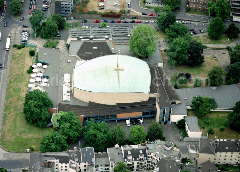 BONN from the bird's eye view: Die Beethovenhalle ist ein Veranstaltungs- u. Tagungsort für Bonn. Seit ihrer Einrichtung besteht ihre zentrale Aufgabe in der Musikpflege des Bonner Musikers Ludwig van Beethoven. Prominente Künstler aus der ganzen Welt gastieren in dieser Halle. Sie gilt als Wahrzeichen und Symbol der historischen Hauptstadtfunktion.