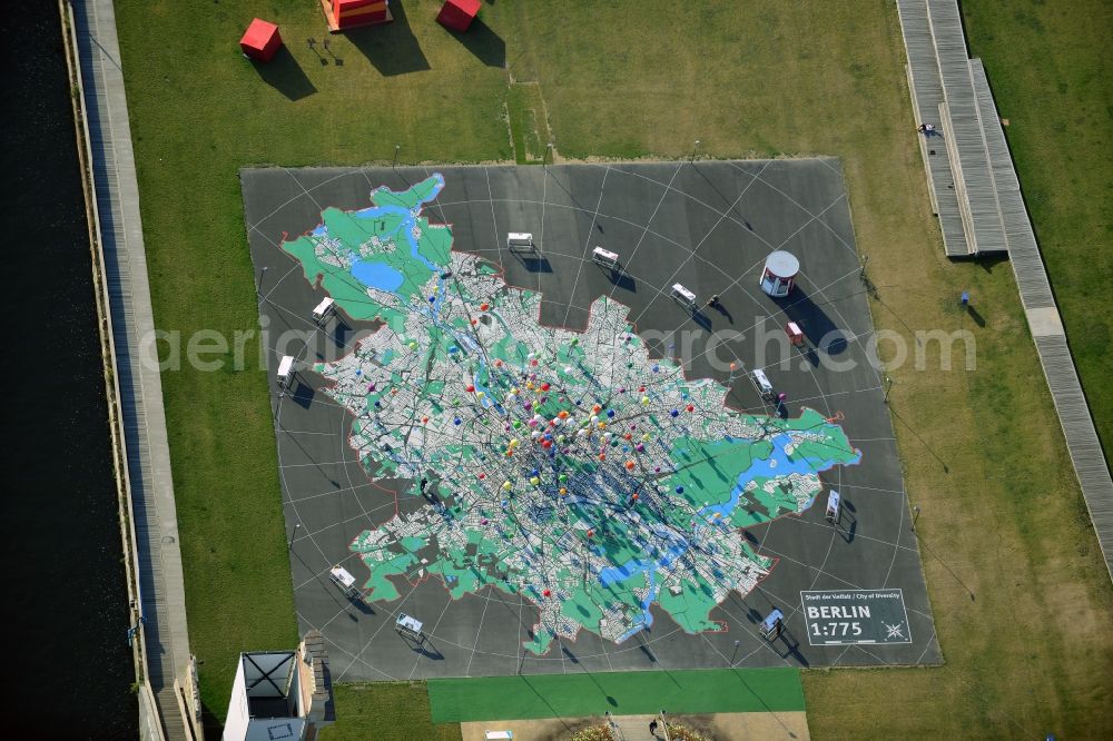 Aerial photograph Berlin - View on the map walk in the meadow at the Schlossplatz in Berlin - Mitte