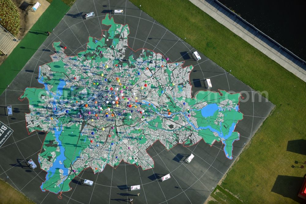 Aerial photograph Berlin - View on the map walk in the meadow at the Schlossplatz in Berlin - Mitte