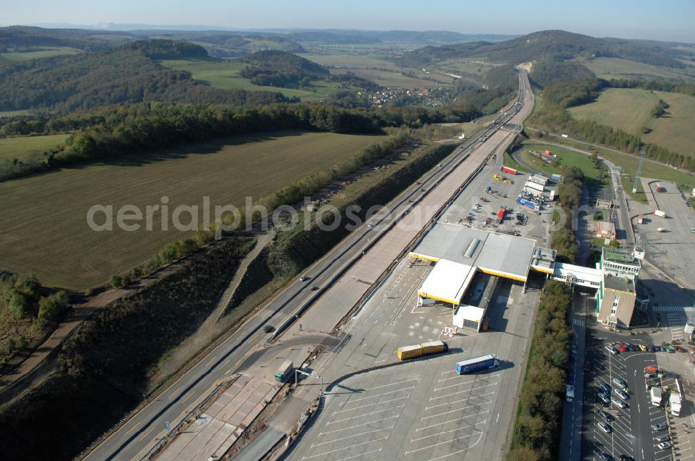 Eisenach from above - Blick über die Raststätte Eisenach auf den Beginn des Bauabschnitts der Nordverlegung A4 an der Werratalbrücke Hörschel. Der Neubau ist Teil des Projekt Nordverlegung / Umfahrung Hörselberge der Autobahn E40 / A4 in Thüringen bei Eisenach. Durchgeführt werden die im Zuge dieses Projektes notwendigen Arbeiten unter an derem von den Mitarbeitern der Niederlassung Weimar der EUROVIA Verkehrsbau Union sowie der Niederlassungen Abbruch und Erdbau, Betonstraßenbau, Ingenieurbau und TECO Schallschutz der EUROVIA Beton sowie der DEGES.