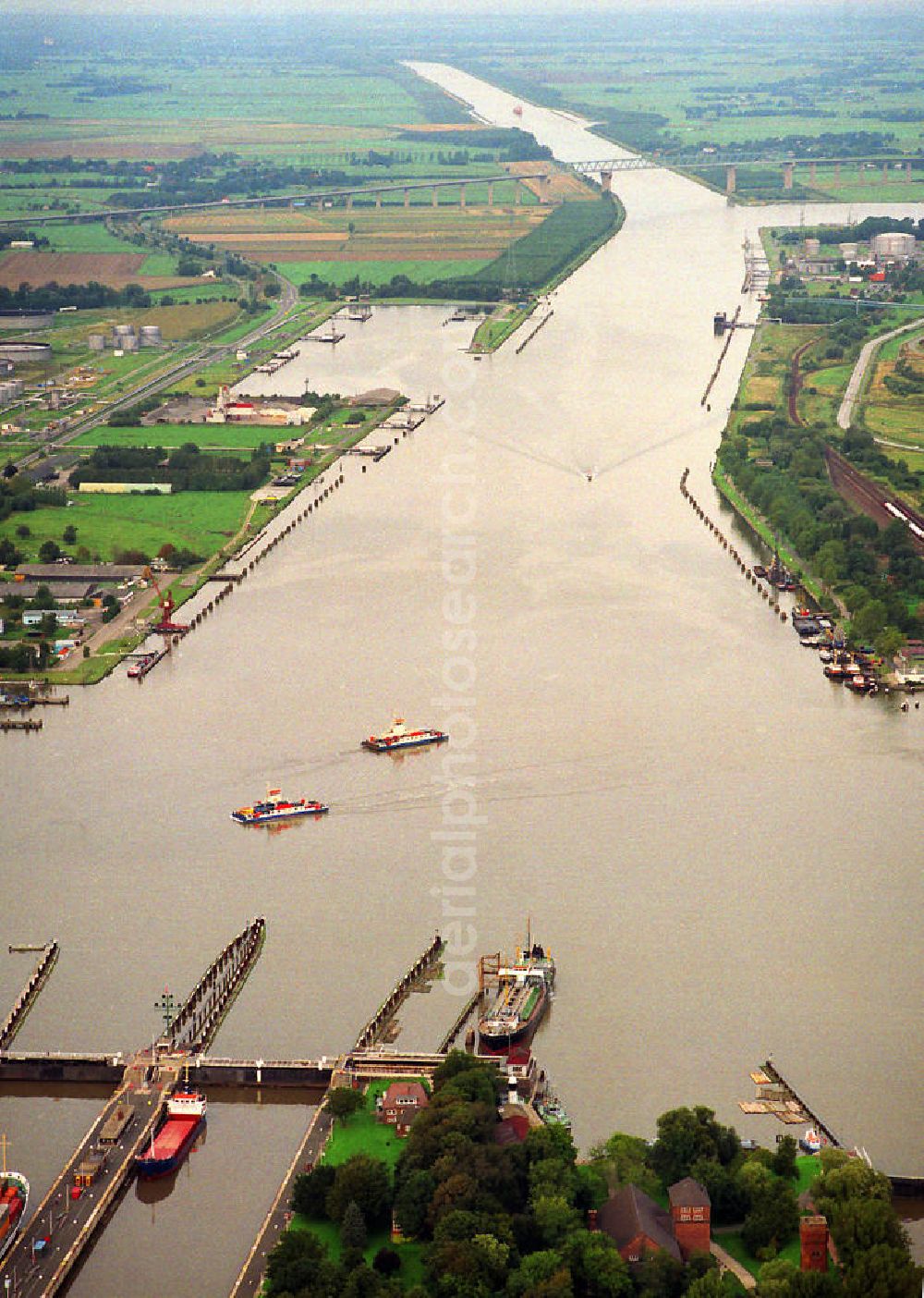 Aerial photograph Brunsbüttel - Der Beginn des Nord-Ostsee-Kanals an der Schleusenanlage in Brunsbüttel. Mit dieser Schleuse wird der Wasserstand des Kanals geregelt. The beginning of the Kiel Canal at the floodgate in Brunsbuettel.