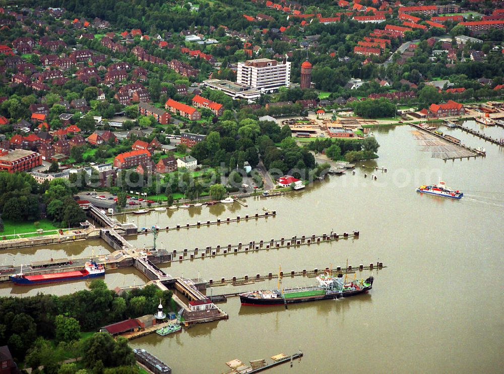 Brunsbüttel from above - Der Beginn des Nord-Ostsee-Kanals an der Schleusenanlage in Brunsbüttel. Mit dieser Schleuse wird der Wasserstand des Kanals geregelt. The beginning of the Kiel Canal at the floodgate in Brunsbuettel.