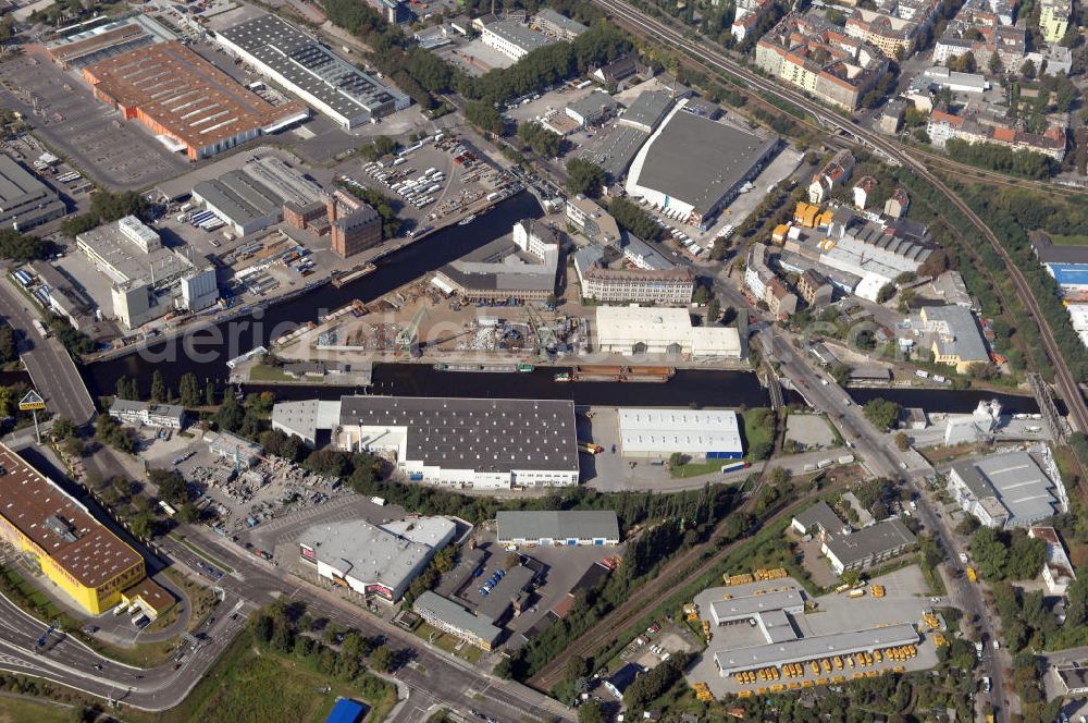 Berlin-Neukölln from the bird's eye view: Blick auf das Hafengelände Neukölln. Die Berliner Hafen-und Lagerhausgesellschaft mbH, kurz BEHALA genannt, betreibt in Berlin mehrere Binnenhäfen mit den dazugehörigen Lagerhäusern, dem Güterumschlag, einer Bauschuttentsorgung, den Hafenbahnen, und die Vermietung von Immobilien auf den Hafengeländen. Sie ist ein Eigenbetrieb der Stadt Berlin. Weitere Informationen unter