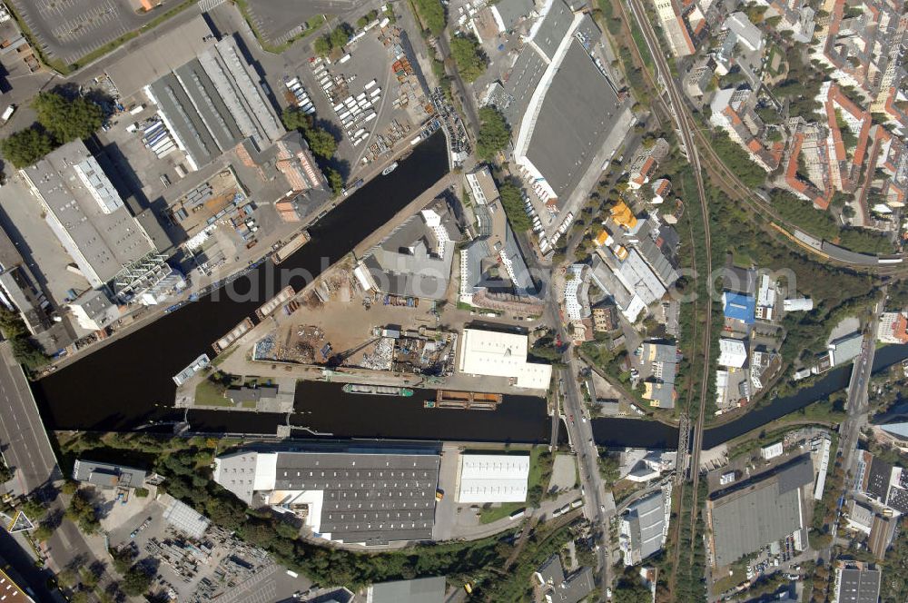 Berlin-Neukölln from the bird's eye view: Blick auf das Hafengelände Neukölln. Die Berliner Hafen-und Lagerhausgesellschaft mbH, kurz BEHALA genannt, betreibt in Berlin mehrere Binnenhäfen mit den dazugehörigen Lagerhäusern, dem Güterumschlag, einer Bauschuttentsorgung, den Hafenbahnen, und die Vermietung von Immobilien auf den Hafengeländen. Sie ist ein Eigenbetrieb der Stadt Berlin. Weitere Informationen unter