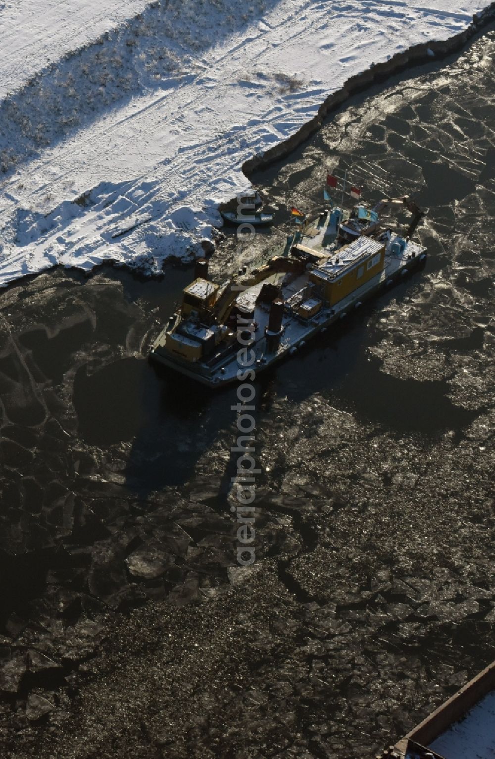 Elbe-Parey from the bird's eye view: In winter snow and ice parked weather specialized vessels on the banks of the Elbe-Havel canal in Guesen in Saxony-Anhalt