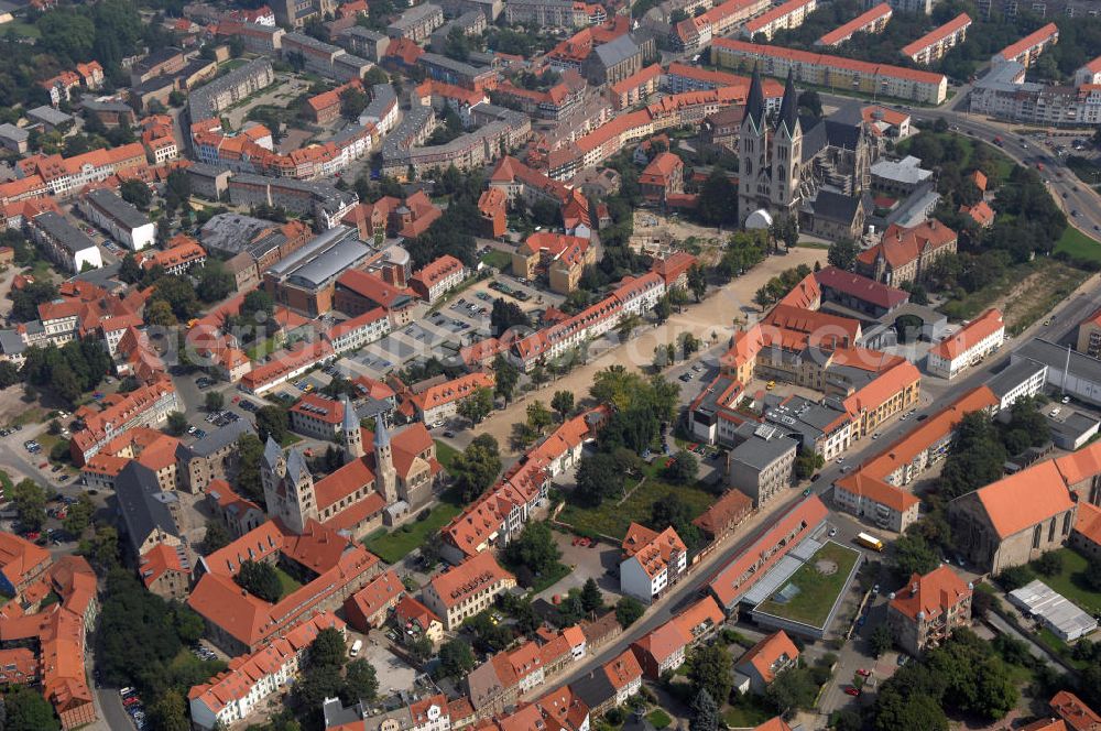 Halberstadt from above - Beide Gotteshäuser sind Teil der Strasse der Romanik, welche durch Sachsen-Anhalt führt. Die äußerlich burgartige Liebfrauenkirche (rotes Dach) ist die einzige viertürmige Basilika aus der Zeit der Romanik in Mitteldeutschland. Der Dom zu Halberstadt (schwarzes Dach) ist einer der wenigen großen Kirchenbauten des französischen Kathedralschemas in Deutschland.