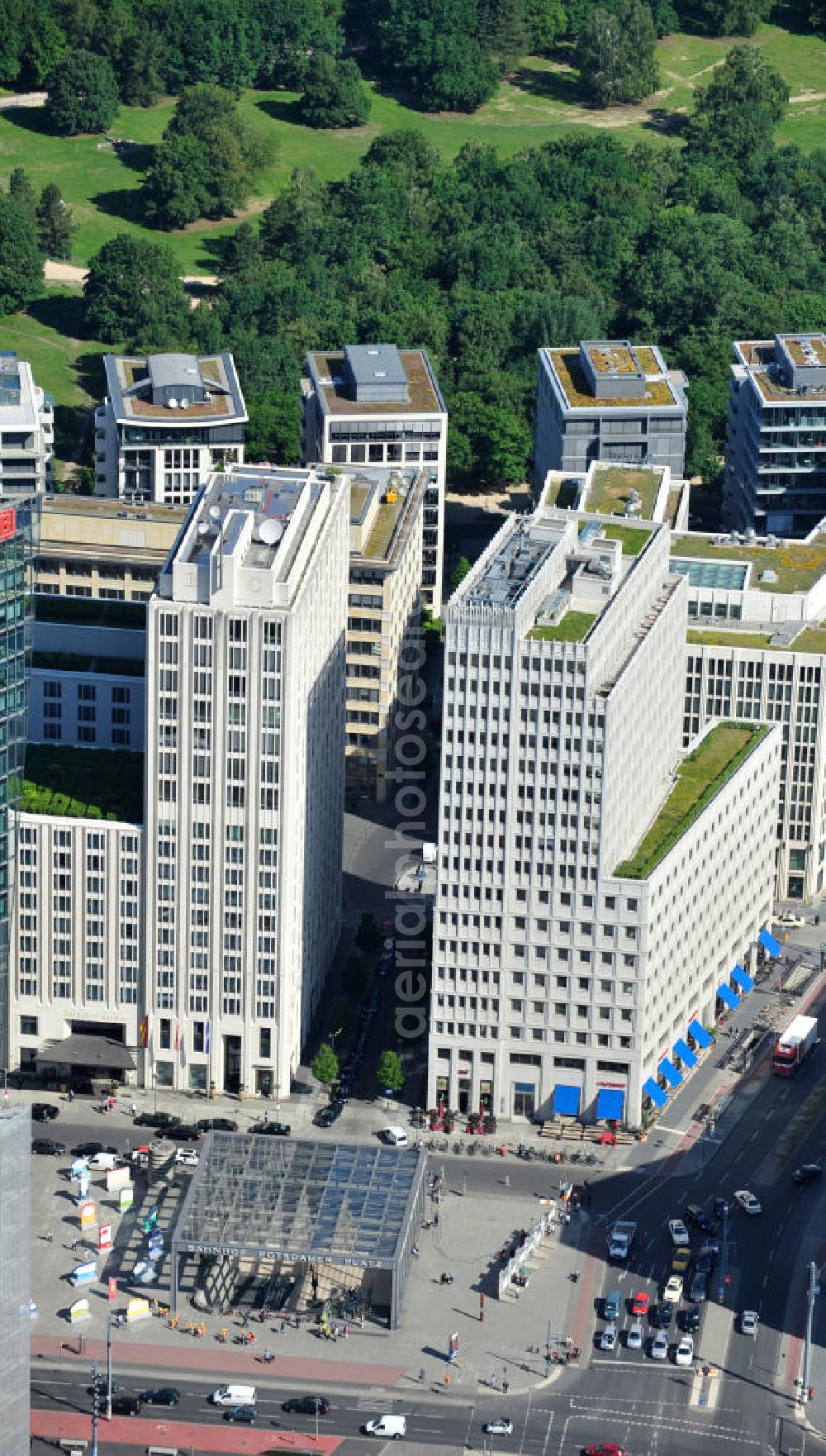 Berlin - Tiergarten from above - Blick auf das Beisheim Center am Potsdamer Platz im Berliner Ortsteil Tiergarten. Mit der Fertigstellung und Eröffnung des Beisheim Centers im Januar 2004 wurde die Bebauung des Potsdamer Platz und damit das größte Projekt des Berliner Stadtumbaus abgeschlossen. View of the Beisheim Center on Potsdamer Platz in Berlin.