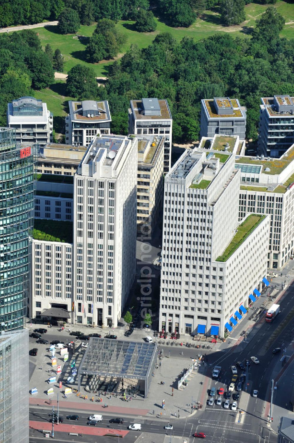 Berlin - Tiergarten from the bird's eye view: Blick auf das Beisheim Center am Potsdamer Platz im Berliner Ortsteil Tiergarten. Mit der Fertigstellung und Eröffnung des Beisheim Centers im Januar 2004 wurde die Bebauung des Potsdamer Platz und damit das größte Projekt des Berliner Stadtumbaus abgeschlossen. View of the Beisheim Center on Potsdamer Platz in Berlin.