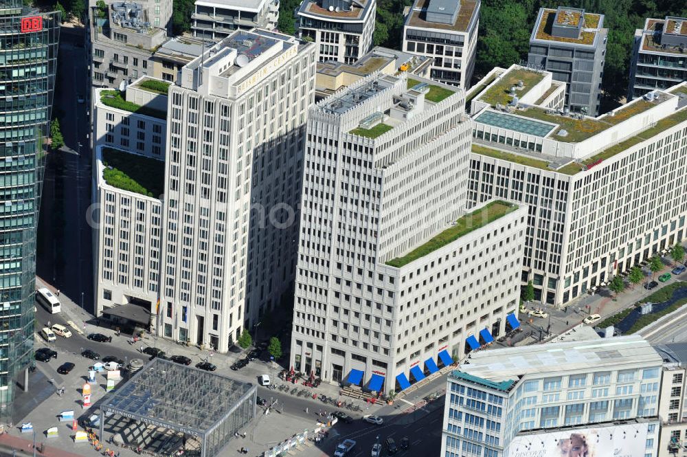 Berlin - Tiergarten from above - Blick auf das Beisheim Center am Potsdamer Platz im Berliner Ortsteil Tiergarten. Mit der Fertigstellung und Eröffnung des Beisheim Centers im Januar 2004 wurde die Bebauung des Potsdamer Platz und damit das größte Projekt des Berliner Stadtumbaus abgeschlossen. View of the Beisheim Center on Potsdamer Platz in Berlin.