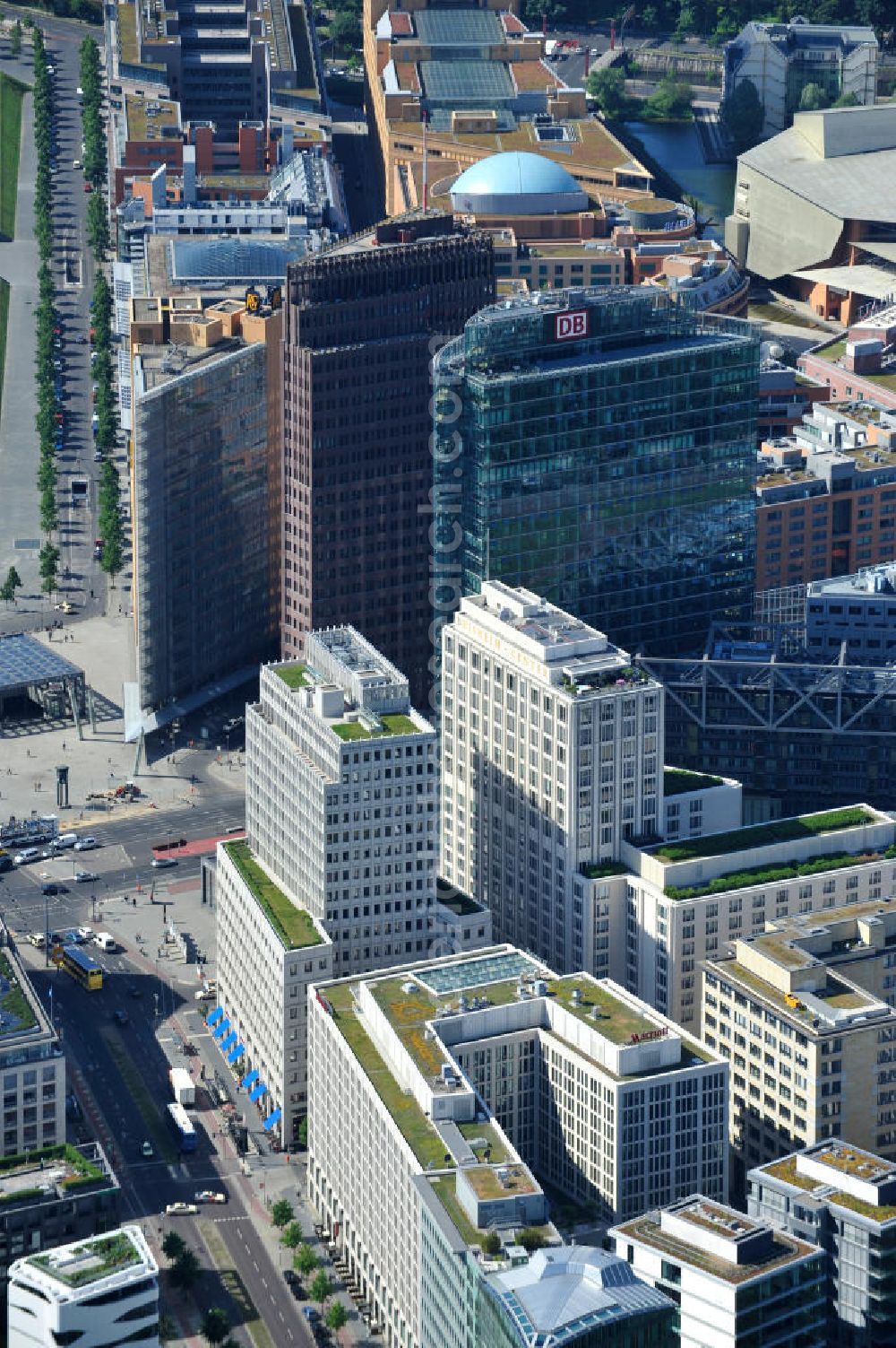 Berlin - Tiergarten from above - Blick auf das Beisheim Center am Potsdamer Platz im Berliner Ortsteil Tiergarten. Mit der Fertigstellung und Eröffnung des Beisheim Centers im Januar 2004 wurde die Bebauung des Potsdamer Platz und damit das größte Projekt des Berliner Stadtumbaus abgeschlossen. View of the Beisheim Center on Potsdamer Platz in Berlin.