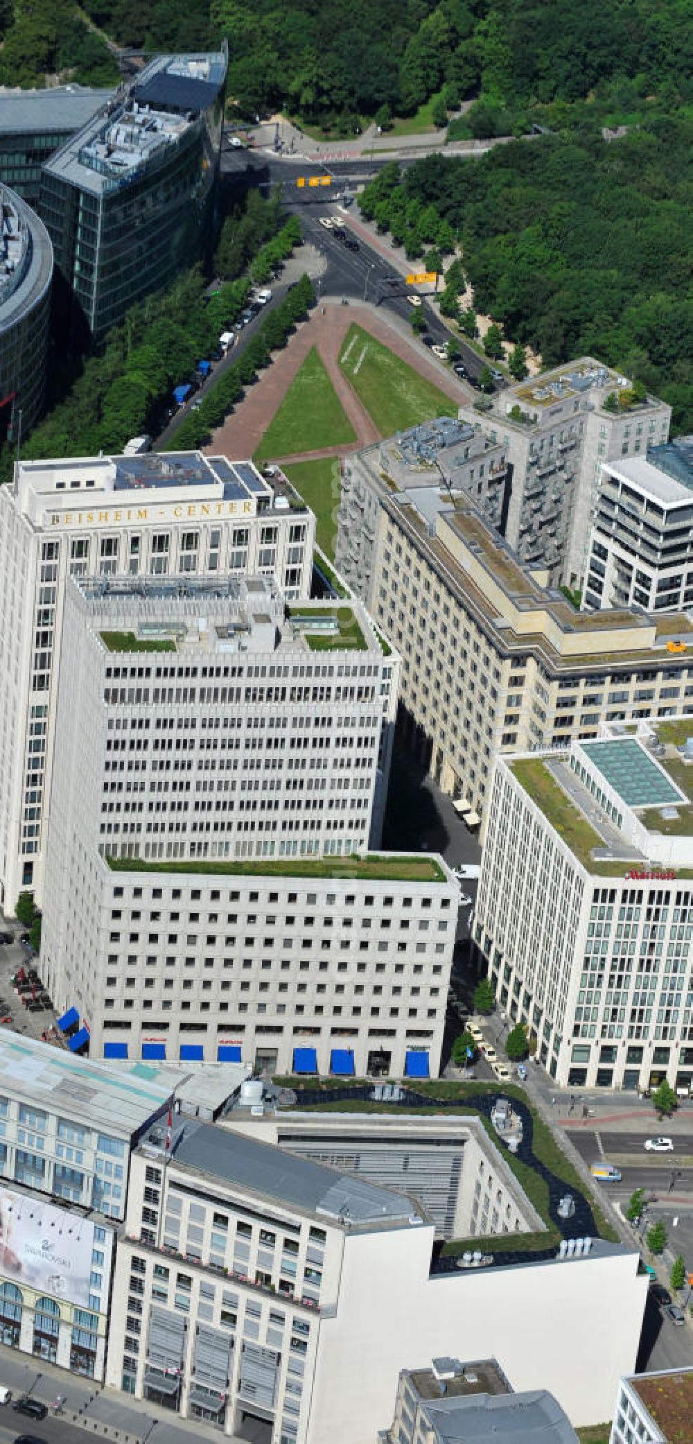 Berlin - Tiergarten from the bird's eye view: Blick auf das Beisheim Center am Potsdamer Platz im Berliner Ortsteil Tiergarten. Mit der Fertigstellung und Eröffnung des Beisheim Centers im Januar 2004 wurde die Bebauung des Potsdamer Platz und damit das größte Projekt des Berliner Stadtumbaus abgeschlossen. View of the Beisheim Center on Potsdamer Platz in Berlin.