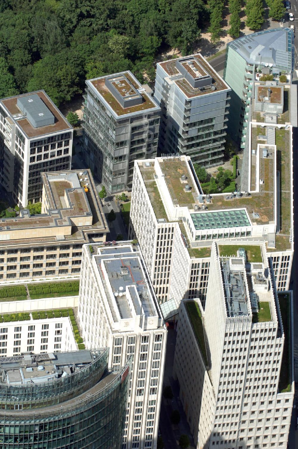 Berlin from above - Blick auf das Beisheim Center am Potsdamer Platz im Berliner Ortsteil Tiergarten. Mit der Fertigstellung und Eröffnung des Beisheim Centers im Januar 2004 wurde die Bebauung des Potsdamer Platz und damit das größte Projekt des Berliner Stadtumbaus abgeschlossen.