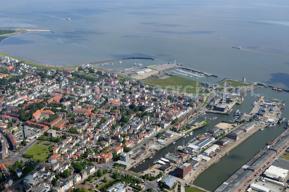 Cuxhaven from the bird's eye view: Loading loading dock in the harbor area of the port with the Americas Pier Steubenhoeft in Cuxhaven in Lower Saxony