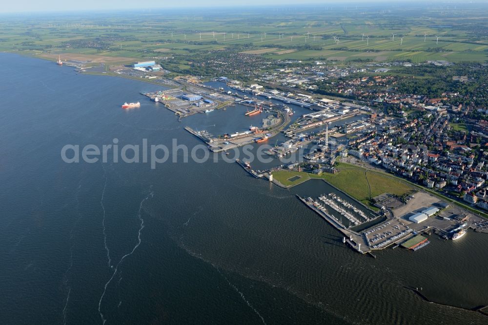 Aerial image Cuxhaven - Loading loading dock in the harbor area of the port with the Americas Pier Steubenhoeft in Cuxhaven in Lower Saxony