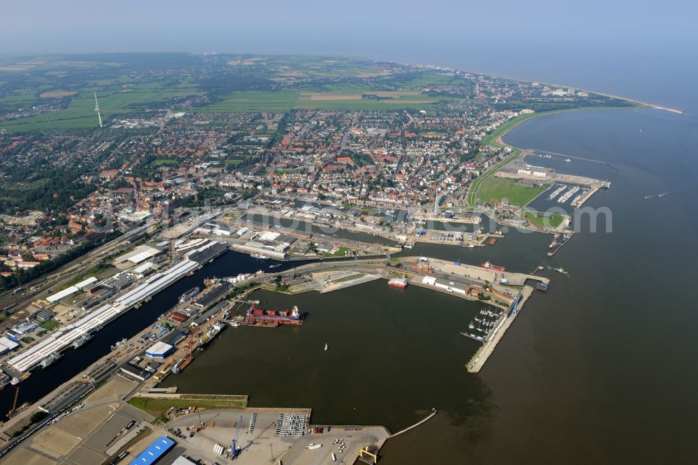 Aerial photograph Cuxhaven - Loading loading dock in the harbor area of the port with the Americas Pier Steubenhoeft in Cuxhaven in Lower Saxony