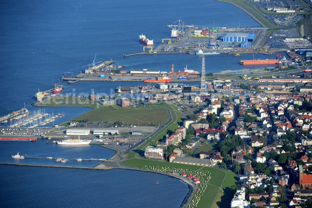 Cuxhaven from the bird's eye view: Loading loading dock in the harbor area of the port with the Americas Pier Steubenhoeft in Cuxhaven in Lower Saxony