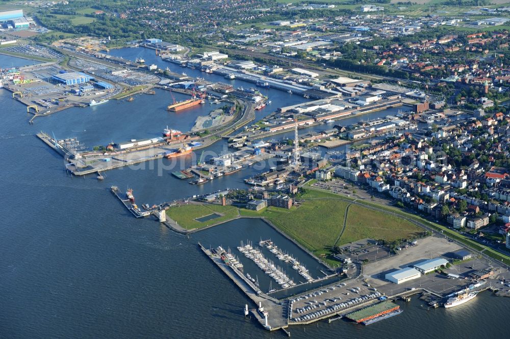 Aerial image Cuxhaven - Loading loading dock in the harbor area of the port with the Americas Pier Steubenhoeft in Cuxhaven in Lower Saxony