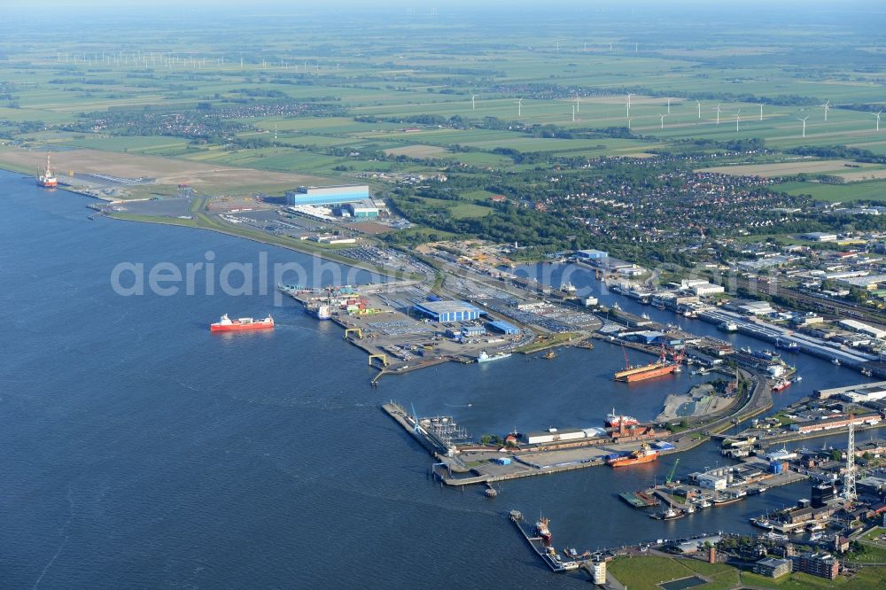 Aerial photograph Cuxhaven - Loading loading dock in the harbor area of the port with the Americas Pier Steubenhoeft in Cuxhaven in Lower Saxony