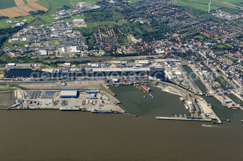 Cuxhaven from the bird's eye view: Loading loading dock in the harbor area of the port with the Americas Pier Steubenhoeft in Cuxhaven in Lower Saxony