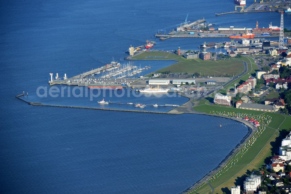 Aerial image Cuxhaven - Loading loading dock in the harbor area of the port with the Americas Pier Steubenhoeft in Cuxhaven in Lower Saxony