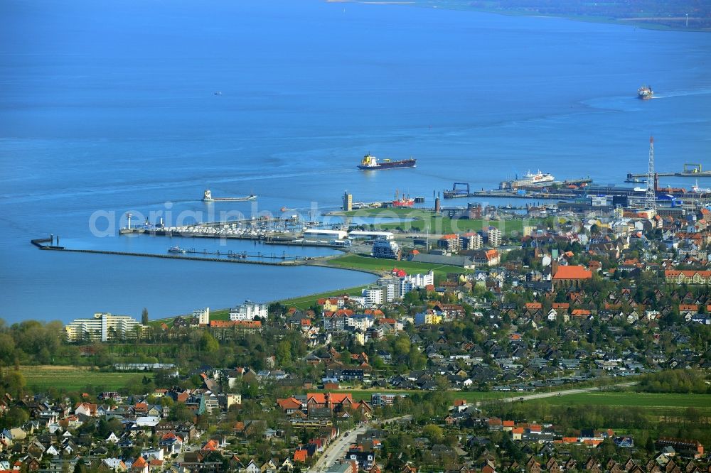 Aerial image Cuxhaven - Loading loading dock in the harbor area of the port with the Americas Pier Steubenhoeft in Cuxhaven in Lower Saxony