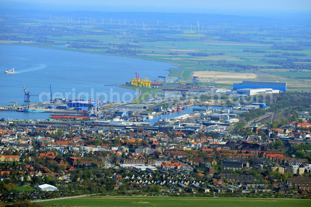 Aerial photograph Cuxhaven - Loading loading dock in the harbor area of the port with the Americas Pier Steubenhoeft in Cuxhaven in Lower Saxony