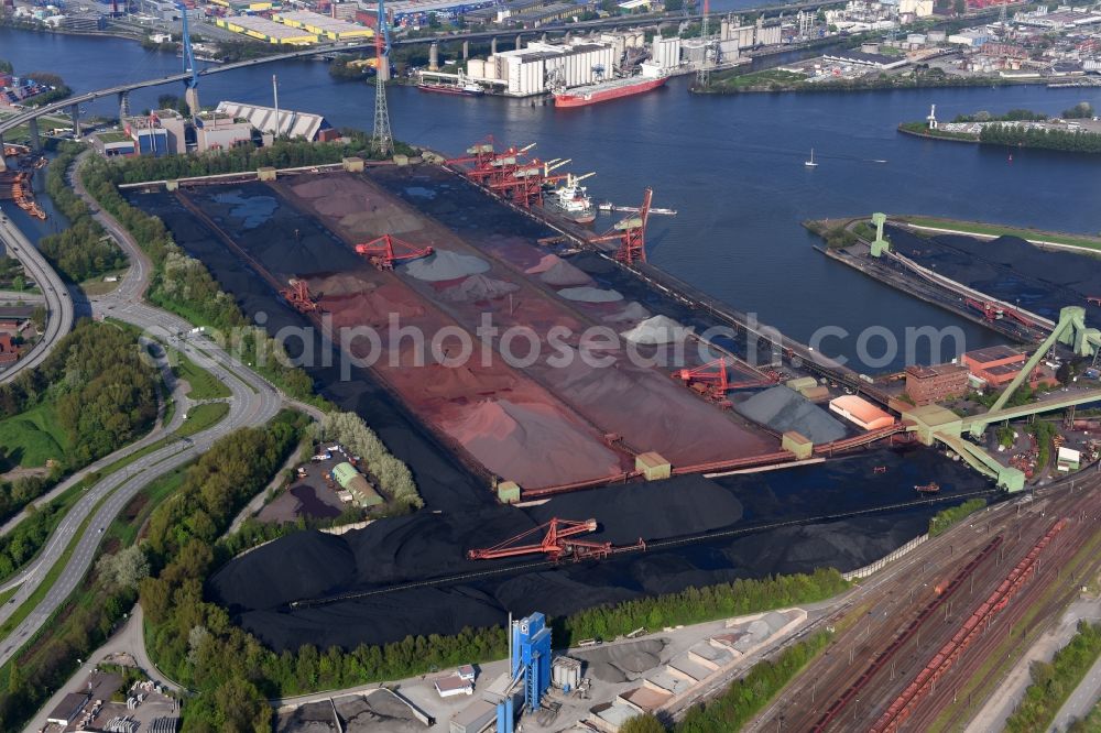 Aerial photograph Hamburg - Loading zone for sand and bulk material in the harbour in Hamburg and refuse utilisation facility MVR Muellverwertung Rugenberger Damm GmbH & Co. KG