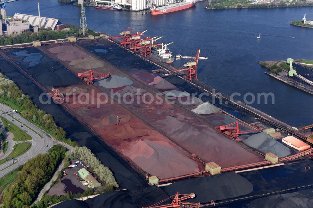 Hamburg from above - Loading zone for sand and bulk material in the harbour in Hamburg and refuse utilisation facility MVR Muellverwertung Rugenberger Damm GmbH & Co. KG