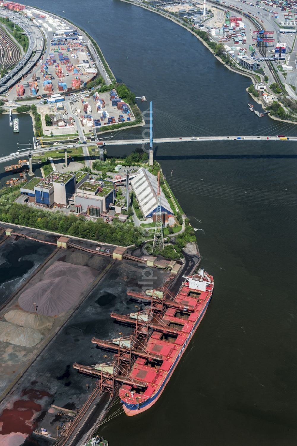 Hamburg from above - Loading zone for sand and bulk material in the harbour in Hamburg and refuse utilisation facility MVR Muellverwertung Rugenberger Damm GmbH & Co. KG