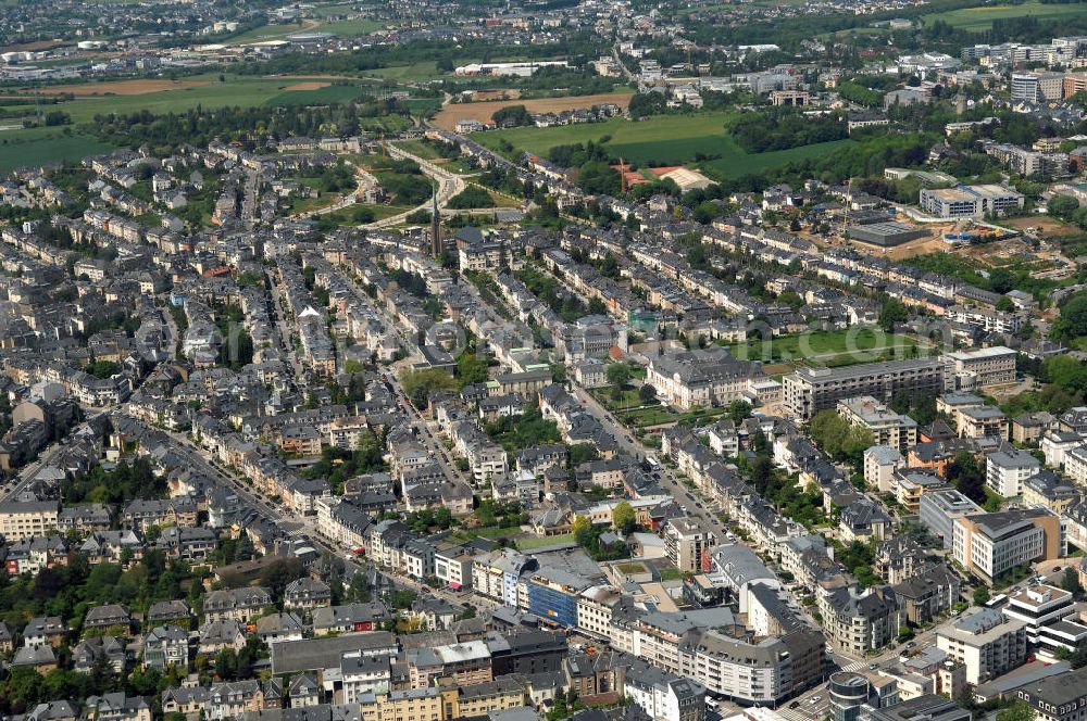 Luxemburg from above - Blick auf den Stadtteil Belair. Nach links verläuft die Avenue du 10 Septembre, nach rechts die Avenue Gaston Diderich.