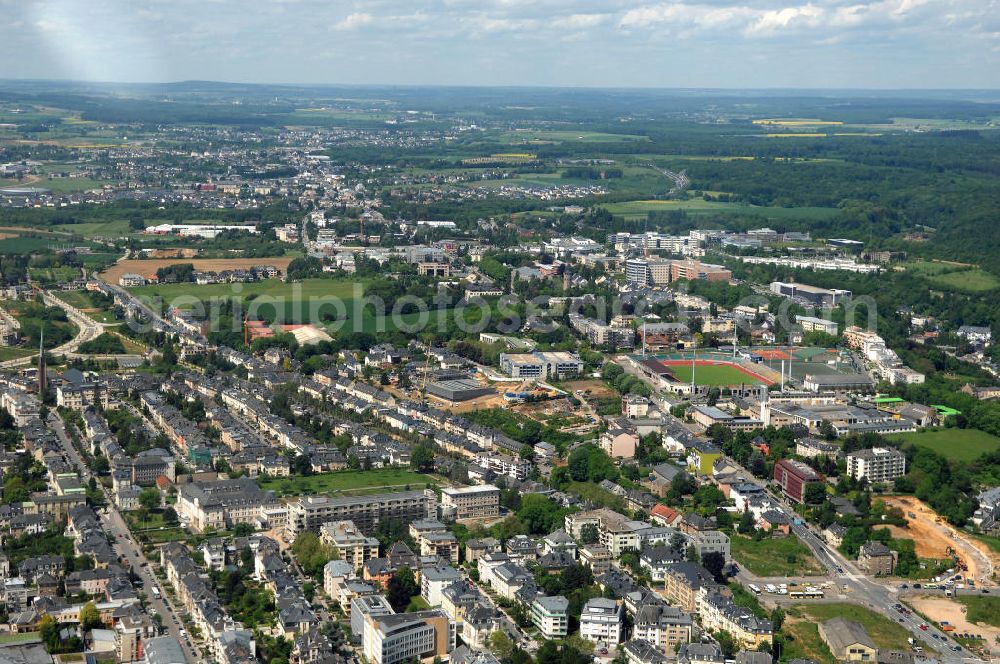 Aerial image Luxemburg - Blick auf den Stadtteil Belair mit dem Josy-Barthel-Stadion. Das Stadion ist das nationale Fußballstadion des Großherzogtums Luxemburg. Es ist Austragungsort der Heimspiele der luxemburgischen Fußballnationalmannschaft (Nationalstadion) sowie, mangels eigener UEFA-konformer Spielstätten, der Europapokalspiele an derer luxemburger Vereine. Das Stadion gehört der Stadt Luxemburg. Es hat 8.200 Sitzplätze, davon 1.000 überdacht. Außer dem Fußballfeld besitzt es eine Leichtathletik-Laufbahn. Es liegt im Westen der Hauptstadt an der Route d'Arlon. Das Stadion trägt den Namen des Leichtathleten und Politikers Josy Barthel, des Olympiasiegers 1952 im 1500-m-Lauf. Kontakt: Tel: +352 4796 2462