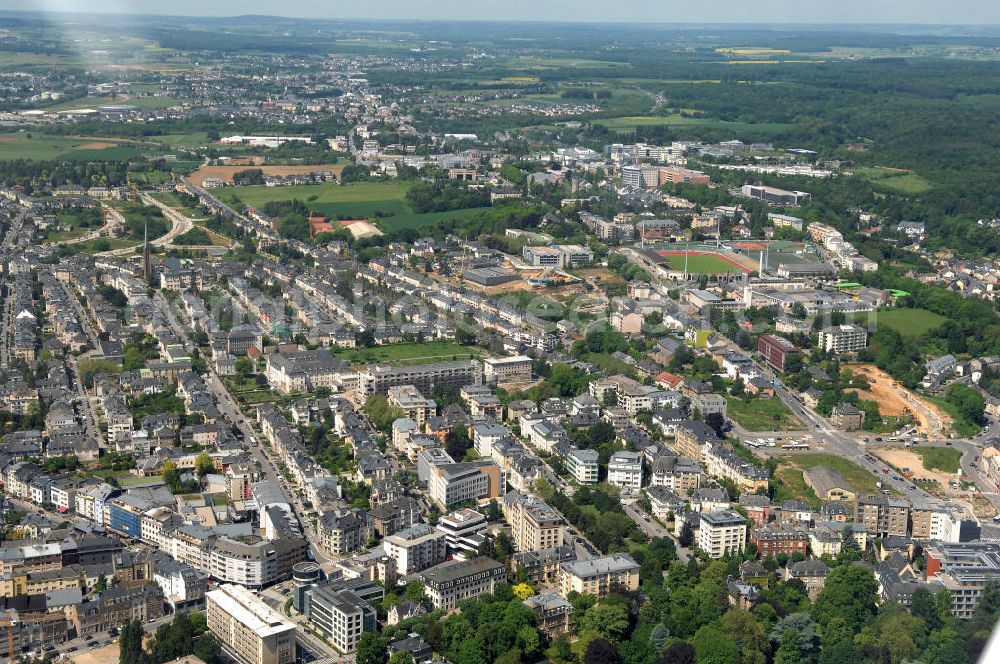 Aerial photograph Luxemburg - Blick auf den Stadtteil Belair mit dem Josy-Barthel-Stadion. Das Stadion ist das nationale Fußballstadion des Großherzogtums Luxemburg. Es ist Austragungsort der Heimspiele der luxemburgischen Fußballnationalmannschaft (Nationalstadion) sowie, mangels eigener UEFA-konformer Spielstätten, der Europapokalspiele an derer luxemburger Vereine. Das Stadion gehört der Stadt Luxemburg. Es hat 8.200 Sitzplätze, davon 1.000 überdacht. Außer dem Fußballfeld besitzt es eine Leichtathletik-Laufbahn. Es liegt im Westen der Hauptstadt an der Route d'Arlon. Das Stadion trägt den Namen des Leichtathleten und Politikers Josy Barthel, des Olympiasiegers 1952 im 1500-m-Lauf. Kontakt: Tel: +352 4796 2462