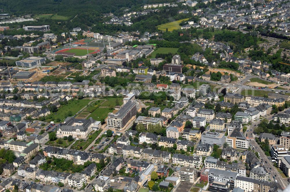 Luxemburg from above - Blick auf den Stadtteil Belair mit dem Josy-Barthel-Stadion. Das Stadion ist das nationale Fußballstadion des Großherzogtums Luxemburg. Es ist Austragungsort der Heimspiele der luxemburgischen Fußballnationalmannschaft (Nationalstadion) sowie, mangels eigener UEFA-konformer Spielstätten, der Europapokalspiele an derer luxemburger Vereine. Das Stadion gehört der Stadt Luxemburg. Es hat 8.200 Sitzplätze, davon 1.000 überdacht. Außer dem Fußballfeld besitzt es eine Leichtathletik-Laufbahn. Es liegt im Westen der Hauptstadt an der Route d'Arlon. Das Stadion trägt den Namen des Leichtathleten und Politikers Josy Barthel, des Olympiasiegers 1952 im 1500-m-Lauf. Kontakt: Tel: +352 4796 2462