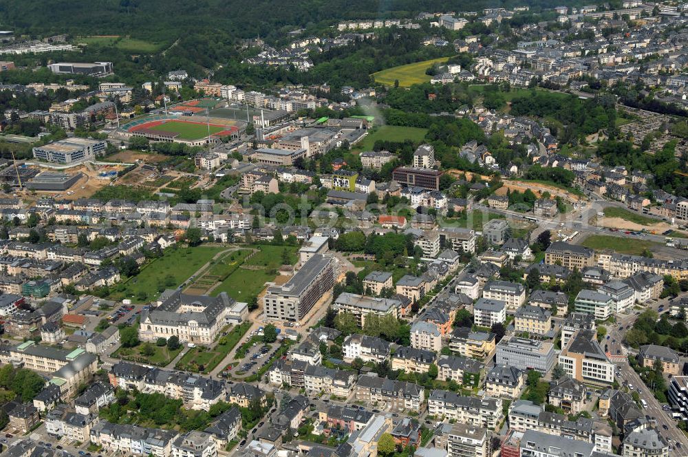 Luxemburg from the bird's eye view: Blick auf den Stadtteil Belair mit dem Josy-Barthel-Stadion. Das Stadion ist das nationale Fußballstadion des Großherzogtums Luxemburg. Es ist Austragungsort der Heimspiele der luxemburgischen Fußballnationalmannschaft (Nationalstadion) sowie, mangels eigener UEFA-konformer Spielstätten, der Europapokalspiele an derer luxemburger Vereine. Das Stadion gehört der Stadt Luxemburg. Es hat 8.200 Sitzplätze, davon 1.000 überdacht. Außer dem Fußballfeld besitzt es eine Leichtathletik-Laufbahn. Es liegt im Westen der Hauptstadt an der Route d'Arlon. Das Stadion trägt den Namen des Leichtathleten und Politikers Josy Barthel, des Olympiasiegers 1952 im 1500-m-Lauf. Kontakt: Tel: +352 4796 2462