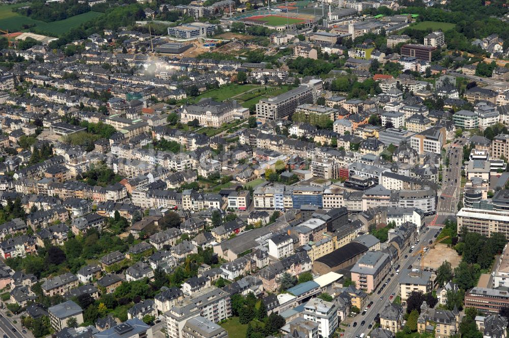 Aerial image Luxemburg - Blick auf den Stadtteil Belair mit dem Josy-Barthel-Stadion. Das Stadion ist das nationale Fußballstadion des Großherzogtums Luxemburg. Es ist Austragungsort der Heimspiele der luxemburgischen Fußballnationalmannschaft (Nationalstadion) sowie, mangels eigener UEFA-konformer Spielstätten, der Europapokalspiele an derer luxemburger Vereine. Das Stadion gehört der Stadt Luxemburg. Es hat 8.200 Sitzplätze, davon 1.000 überdacht. Außer dem Fußballfeld besitzt es eine Leichtathletik-Laufbahn. Es liegt im Westen der Hauptstadt an der Route d'Arlon. Das Stadion trägt den Namen des Leichtathleten und Politikers Josy Barthel, des Olympiasiegers 1952 im 1500-m-Lauf. Kontakt: Tel: +352 4796 2462