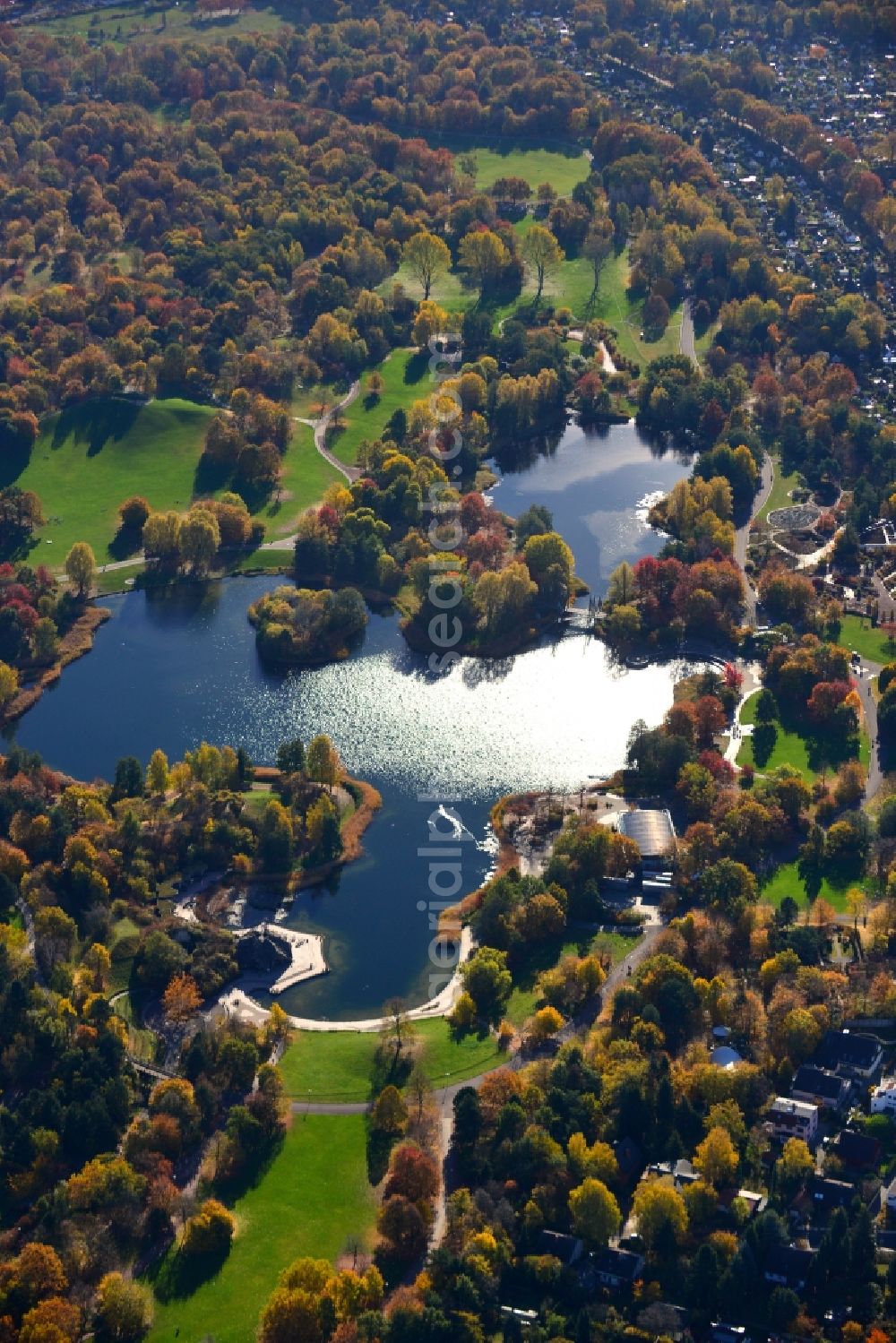 Britz from the bird's eye view: The Britzer Garten, a large park in the south of Berlin, was designated after the local part Britz of Berlin's borough Neukoelln. The park offers nature and garden architecture, playgrounds, lakes and hills as well as multicolored flower patches, matching the particular season and extensive lawns for any leisure activities