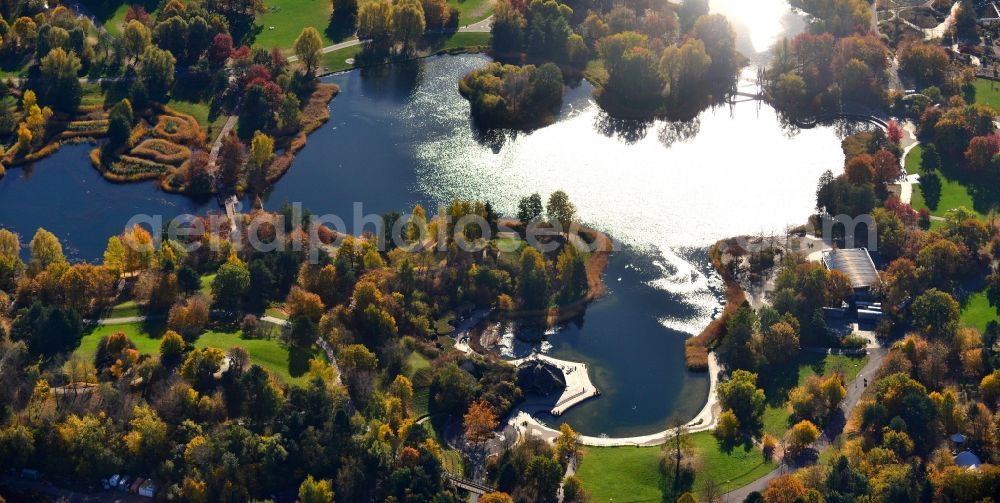 Aerial photograph Britz - The Britzer Garten, a large park in the south of Berlin, was designated after the local part Britz of Berlin's borough Neukoelln. The park offers nature and garden architecture, playgrounds, lakes and hills as well as multicolored flower patches, matching the particular season and extensive lawns for any leisure activities