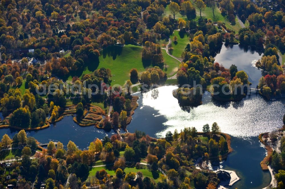 Britz from the bird's eye view: The Britzer Garten, a large park in the south of Berlin, was designated after the local part Britz of Berlin's borough Neukoelln. The park offers nature and garden architecture, playgrounds, lakes and hills as well as multicolored flower patches, matching the particular season and extensive lawns for any leisure activities