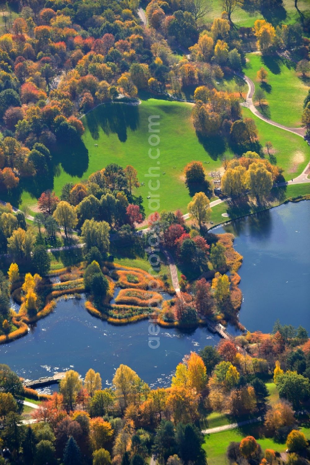 Aerial photograph Britz - The Britzer Garten, a large park in the south of Berlin, was designated after the local part Britz of Berlin's borough Neukoelln. The park offers nature and garden architecture, playgrounds, lakes and hills as well as multicolored flower patches, matching the particular season and extensive lawns for any leisure activities