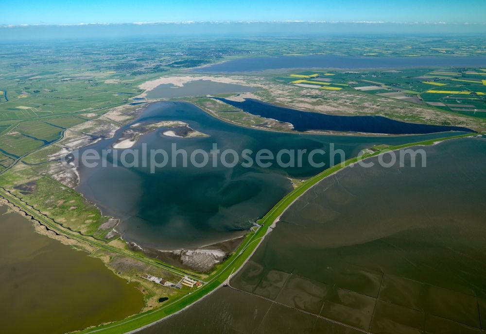 Aerial photograph Nordstrand - Beltringhalder Koog in Nordstrand in the state of Schleswig-Holstein. A polder is a low-lying tract of land enclosed by embankments and reclaimed from the North Sea. The Beltringhalder polder is part of the Wadden Sea in the area of the Bay of Nordstrand. The levee connects the former island of Nordstrand with the mainland