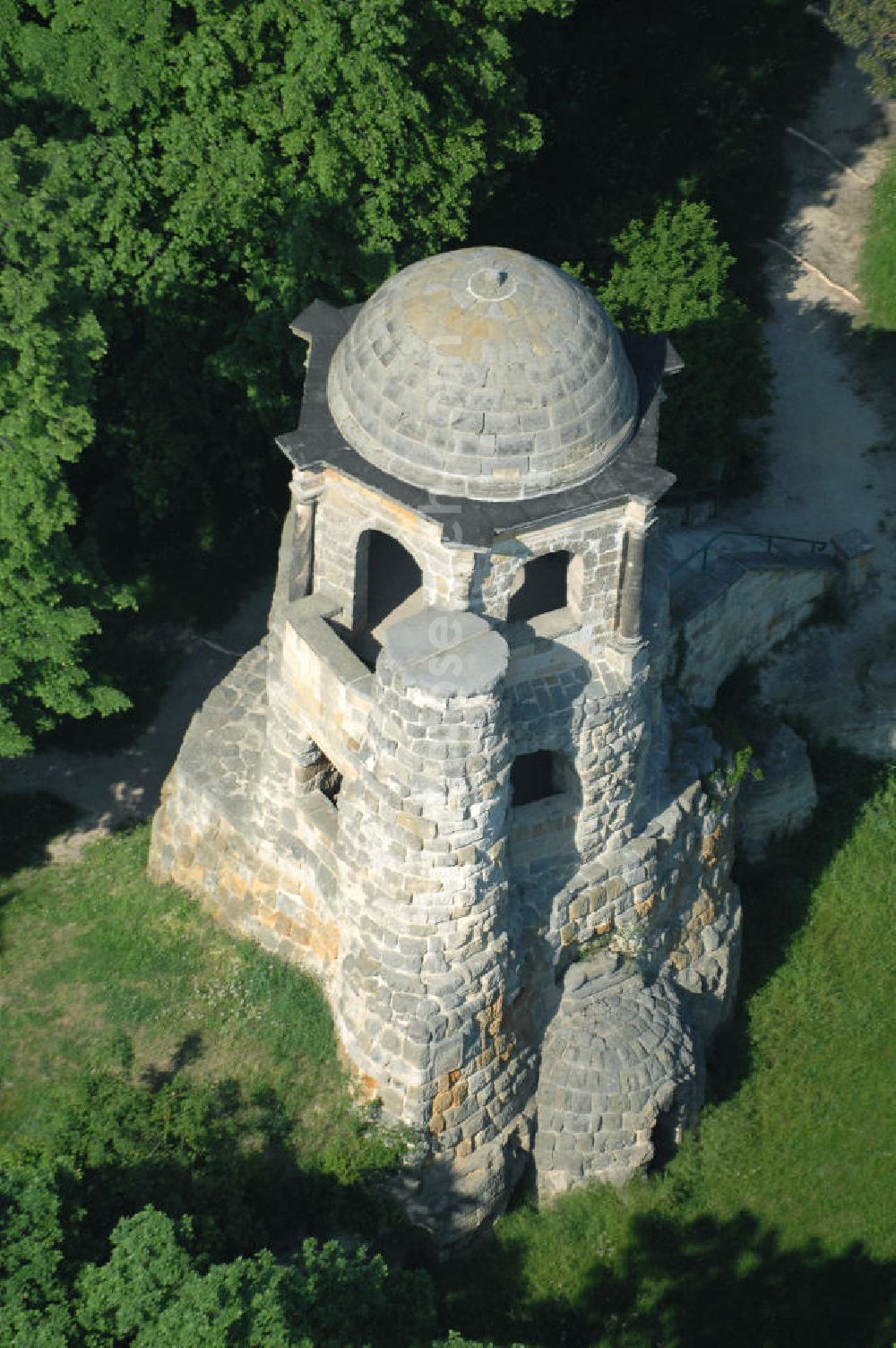 Aerial photograph HALBERSTADT - Blick auf den als Belvedere bezeichnete Aussichtsturm im Landschaftsschutzpark Spiegelsberge in Halberstadt. Er entstand um 1782 auf dem höchsten Punkt des Parkes, der Heinrichshöhe.