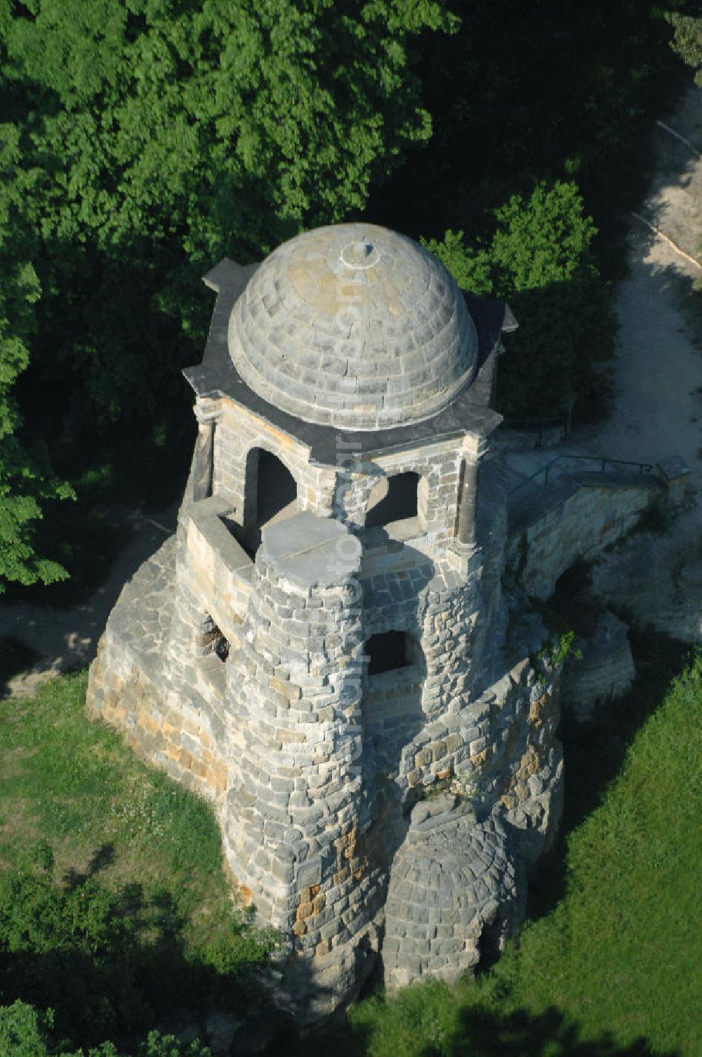 HALBERSTADT from above - Blick auf den als Belvedere bezeichnete Aussichtsturm im Landschaftsschutzpark Spiegelsberge in Halberstadt. Er entstand um 1782 auf dem höchsten Punkt des Parkes, der Heinrichshöhe.