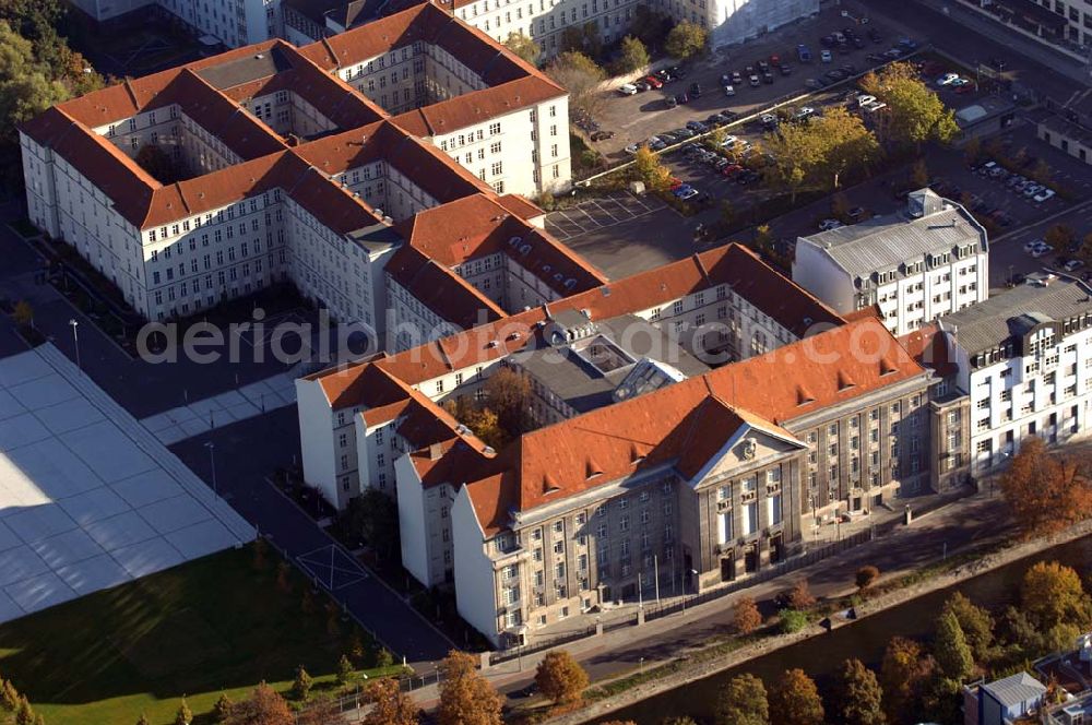 Aerial image Berlin - Der Bendlerblock ist ein Gebäudekomplex in Berlin-Tiergarten. Das ab 1914 von verschiedenen militärischen Ämtern genutzte Gebäude, ist seit 1993 zweiter Dienstsitz des Bundesministers der Verteidigung. Bekannt ist der Bendlerblock auch als Zentrum der Widerstandsgruppe des 20. Juli 1944 rund um Oberst i. G. Claus Schenk Graf von Stauffenberg, der im Innenhof mit drei weiteren Offizieren hingerichtet wurde. An die Widerstandskämpfer erinnert an dieser Stelle die Gedenkstätte Deutscher Widerstand mit einem Ehrenmal und in einigen ehemaligen Diensträumen mit einer Dauerausstellung. Adresse: Stauffenbergstraße 13-14, 10785 Berlin; Tel.: 030/ 26995000; Homepage: