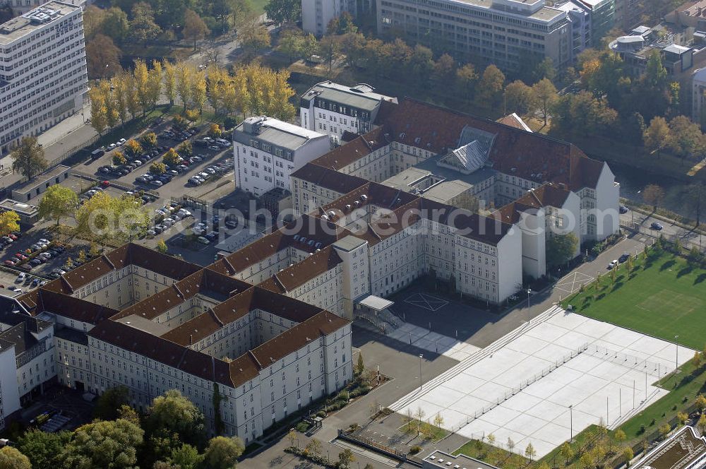 Aerial image Berlin - Blick auf den Bendlerblock in Berlin Tiergarten. Das ab 1914 von verschiedenen militärischen Ämtern genutzte Gebäude, ist seit 1993 zweiter Dienstsitz des Bundesministers der Verteidigung. Bekannt ist der Bendlerblock auch als Zentrum der Widerstandsgruppe des 20. Juli 1944 rund um Oberst i. G. Claus Schenk Graf von Stauffenberg, der im Innenhof mit drei weiteren Offizieren hingerichtet wurde. An die Widerstandskämpfer erinnert an dieser Stelle die Gedenkstätte Deutscher Widerstand mit einem Ehrenmal. Kontakt Gedenkstätte: Gedenkstätte Deutscher Widerstand, Stauffenbergstr. 13-14, 10785 Berlin, Tel. +49(0)30 269950 00, Fax +49(0)30 269950 10, Email: sekretariat@gdw-berlin.de