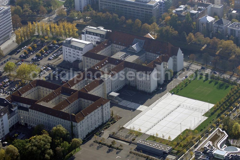 Aerial photograph Berlin - Blick auf den Bendlerblock in Berlin Tiergarten. Das ab 1914 von verschiedenen militärischen Ämtern genutzte Gebäude, ist seit 1993 zweiter Dienstsitz des Bundesministers der Verteidigung. Bekannt ist der Bendlerblock auch als Zentrum der Widerstandsgruppe des 20. Juli 1944 rund um Oberst i. G. Claus Schenk Graf von Stauffenberg, der im Innenhof mit drei weiteren Offizieren hingerichtet wurde. An die Widerstandskämpfer erinnert an dieser Stelle die Gedenkstätte Deutscher Widerstand mit einem Ehrenmal. Kontakt Gedenkstätte: Gedenkstätte Deutscher Widerstand, Stauffenbergstr. 13-14, 10785 Berlin, Tel. +49(0)30 269950 00, Fax +49(0)30 269950 10, Email: sekretariat@gdw-berlin.de