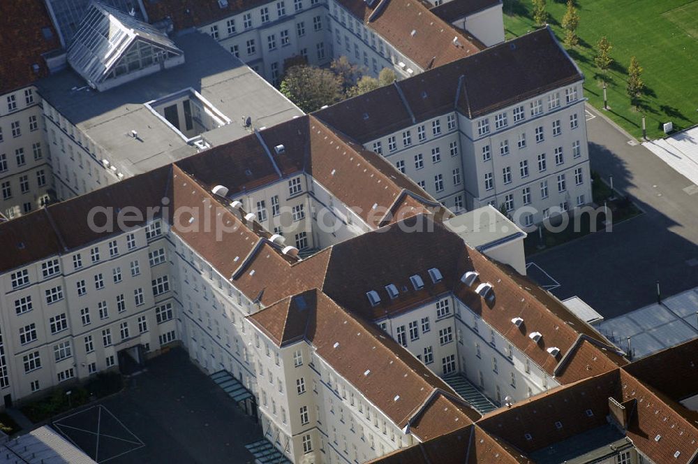 Berlin from above - Blick auf den Bendlerblock in Berlin Tiergarten. Das ab 1914 von verschiedenen militärischen Ämtern genutzte Gebäude, ist seit 1993 zweiter Dienstsitz des Bundesministers der Verteidigung. Bekannt ist der Bendlerblock auch als Zentrum der Widerstandsgruppe des 20. Juli 1944 rund um Oberst i. G. Claus Schenk Graf von Stauffenberg, der im Innenhof mit drei weiteren Offizieren hingerichtet wurde. An die Widerstandskämpfer erinnert an dieser Stelle die Gedenkstätte Deutscher Widerstand mit einem Ehrenmal. Kontakt Gedenkstätte: Gedenkstätte Deutscher Widerstand, Stauffenbergstr. 13-14, 10785 Berlin, Tel. +49(0)30 269950 00, Fax +49(0)30 269950 10, Email: sekretariat@gdw-berlin.de