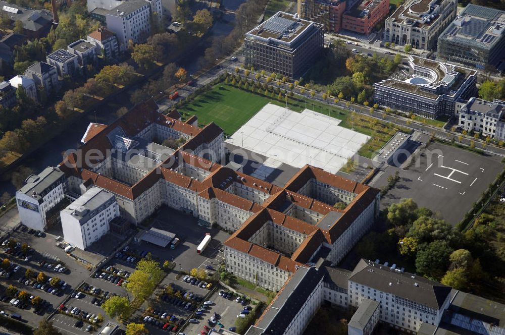 Berlin from the bird's eye view: Blick auf den Bendlerblock in Berlin Tiergarten. Das ab 1914 von verschiedenen militärischen Ämtern genutzte Gebäude, ist seit 1993 zweiter Dienstsitz des Bundesministers der Verteidigung. Bekannt ist der Bendlerblock auch als Zentrum der Widerstandsgruppe des 20. Juli 1944 rund um Oberst i. G. Claus Schenk Graf von Stauffenberg, der im Innenhof mit drei weiteren Offizieren hingerichtet wurde. An die Widerstandskämpfer erinnert an dieser Stelle die Gedenkstätte Deutscher Widerstand mit einem Ehrenmal. Kontakt Gedenkstätte: Gedenkstätte Deutscher Widerstand, Stauffenbergstr. 13-14, 10785 Berlin, Tel. +49(0)30 269950 00, Fax +49(0)30 269950 10, Email: sekretariat@gdw-berlin.de